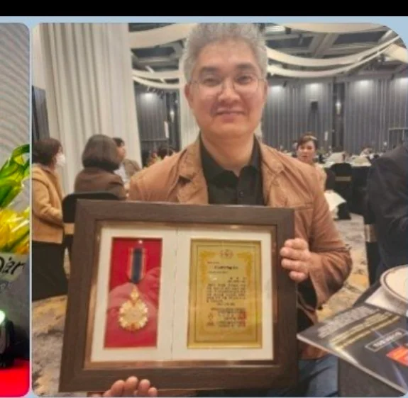 효공 대표가 수상 상장과 훈장을 들고 있는 모습